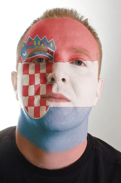 Gesicht eines ernsthaften Patrioten, gemalt in den Farben der kroatischen Flagge — Stockfoto
