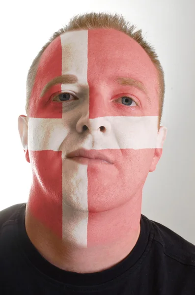 Rosto de homem patriota sério pintado em cores de bandeira denmark — Fotografia de Stock