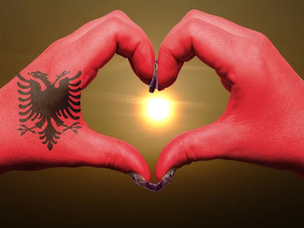 Szív és a szeretet gesztusa, kezében színes Albánia zászló alatt b — Stock Fotó