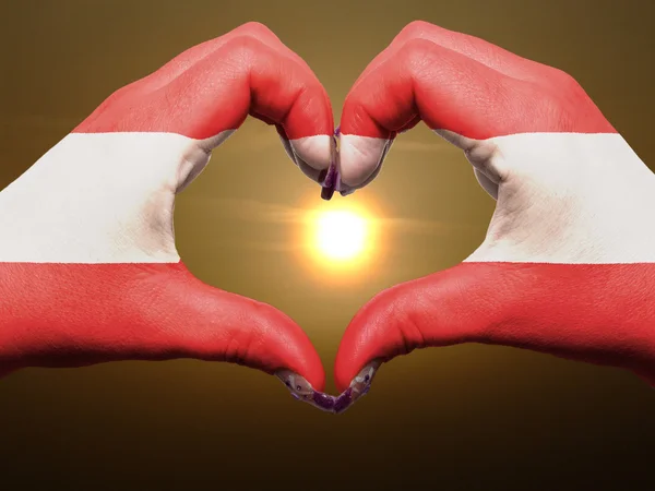 Coração e amor gesto por mãos coloridas na bandeira austríaca durante b — Fotografia de Stock
