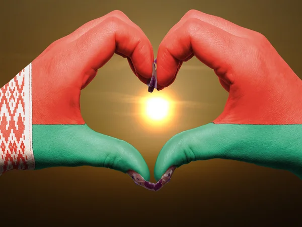 Жест любви и сердца руками, раскрашенными в белорусский флаг во время буквы b — стоковое фото
