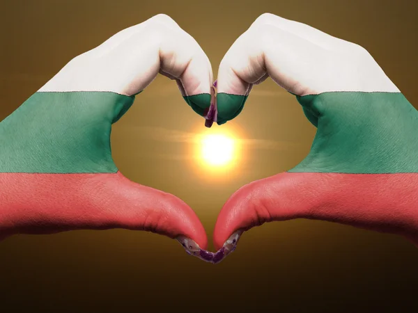 Жест любви и сердца руками, раскрашенными в болгарский флаг во время — стоковое фото