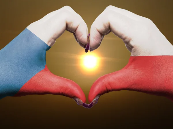Hjärta och kärlek gest av händer färgad i Tjeckiska flaggan under bea — Stockfoto