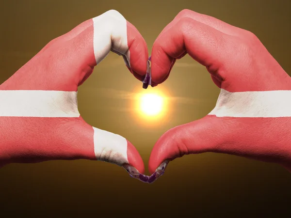 Corazón y el amor gesto por las manos de color en la bandera de Dinamarca durante b —  Fotos de Stock