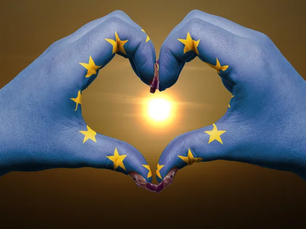Corazón y el gesto de amor por las manos de color en la bandera de Europa durante ser — Foto de Stock
