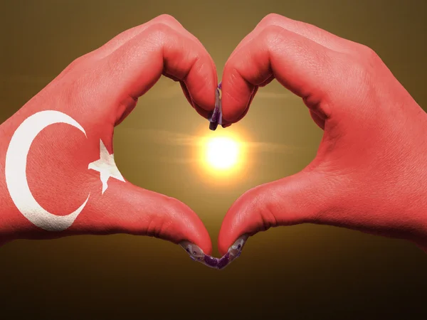 Είναι η καρδιά και η αγάπη χειρονομία από χέρια χρωματισμένη με σημαία της Τουρκίας, κατά τη διάρκεια — Φωτογραφία Αρχείου