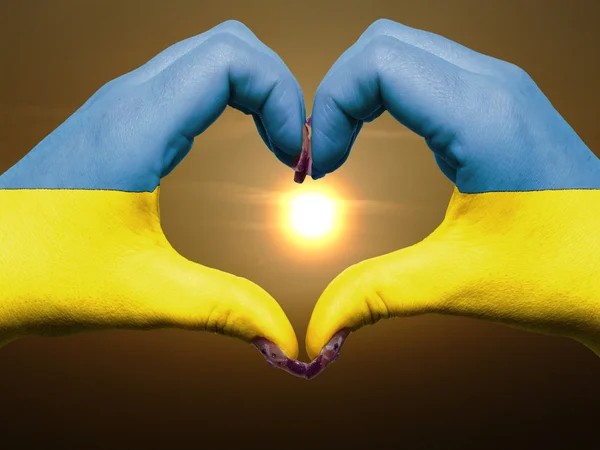 Hjärta och kärlek gest av händer färgad i Ukraina flagga under b — Stockfoto