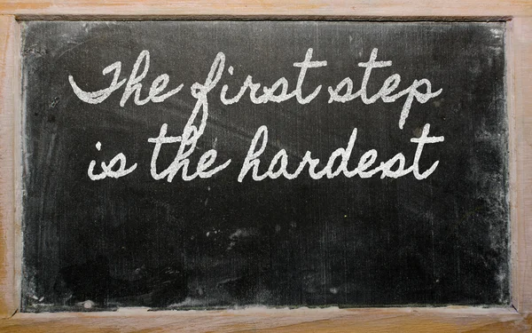 Expresión - El primer paso es el más difícil - escrito en una escuela — Foto de Stock