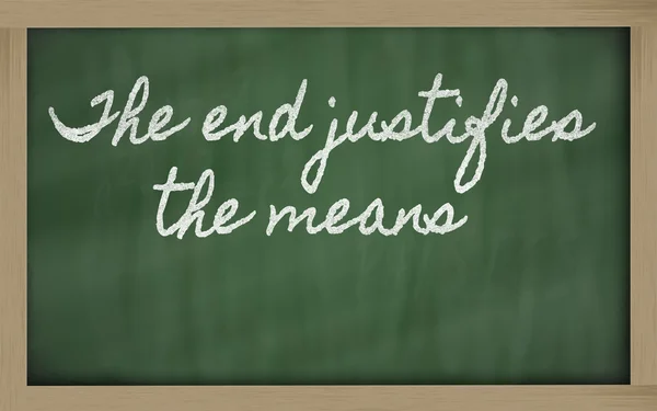 Expression - La fin justifie les moyens - écrite sur une école — Photo