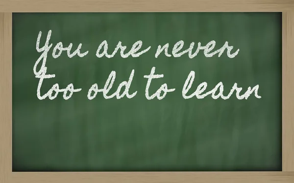 Expressão - Você nunca é muito velho para aprender - escrito em um scho — Fotografia de Stock