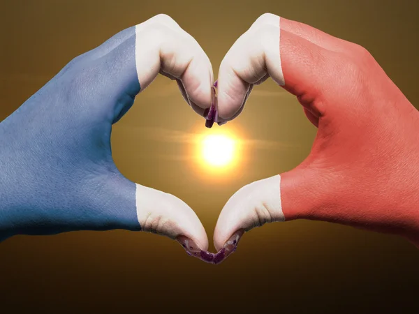 Жест сердца и любви руками, раскрашенный во французский флаг во время праздника — стоковое фото