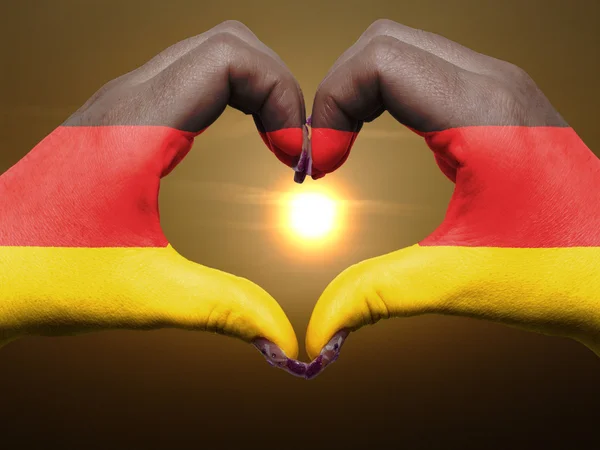 Corazón y el gesto de amor por las manos de color en la bandera de Alemania durante b —  Fotos de Stock