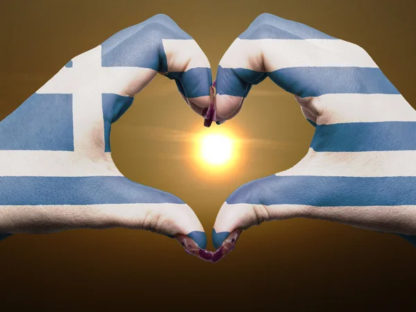 Corazón y el gesto de amor por las manos de color en la bandera griega durante ser — Foto de Stock