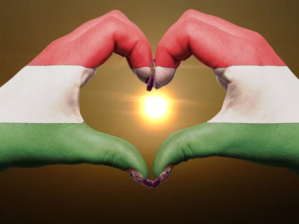 Coração e amor gesto por mãos coloridas em bandeira húngara durante b — Fotografia de Stock
