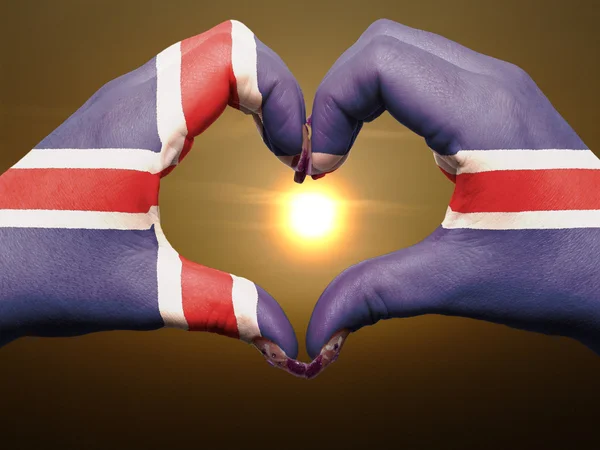 期间 b 在冰岛国旗色的心和爱的姿态的手 — 图库照片