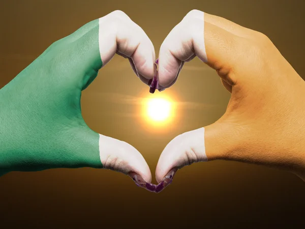 Cuore e amore gesto da mani colorate in bandiera irlandese durante b — Foto Stock