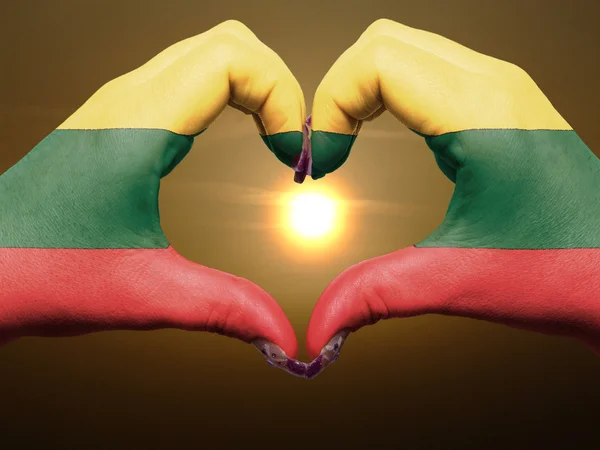 Жест любви и сердца руками, раскрашенными в литовский флаг во время — стоковое фото
