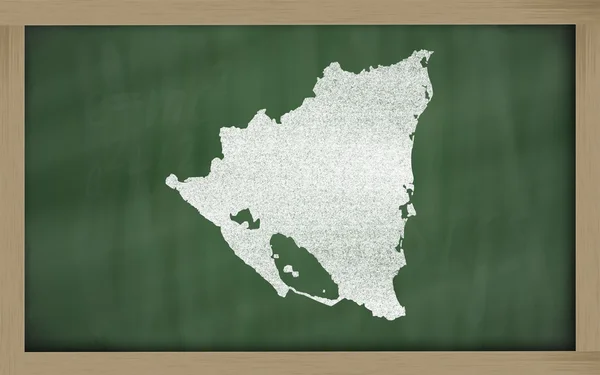 Mapa do contorno de nicarágua no quadro negro — Fotografia de Stock