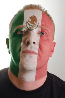 Meksika bayrağı renklerde boyanmış ciddi vatansever adamın yüzü