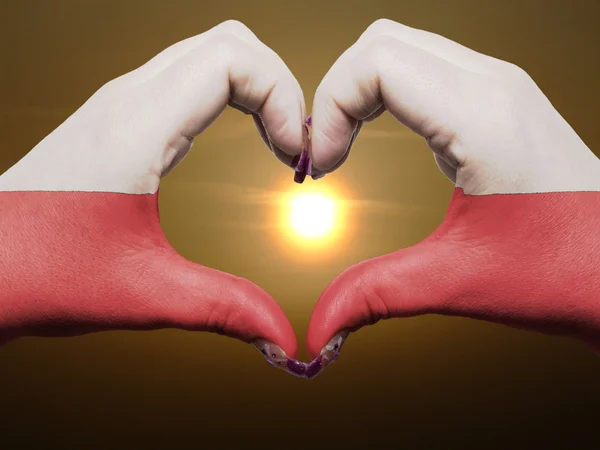 Corazón y el gesto de amor por las manos de color en la bandera de Polonia durante ser —  Fotos de Stock