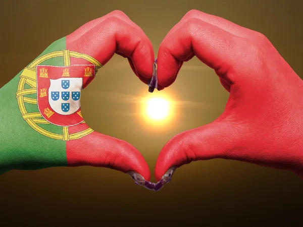 Corazón y el amor gesto por las manos de color en la bandera portugal durante —  Fotos de Stock