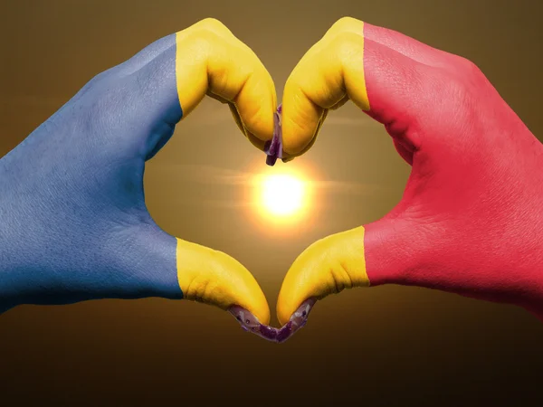 Hart en liefde gebaar door handen gekleurde in Roemenië vlag tijdens b — Stockfoto