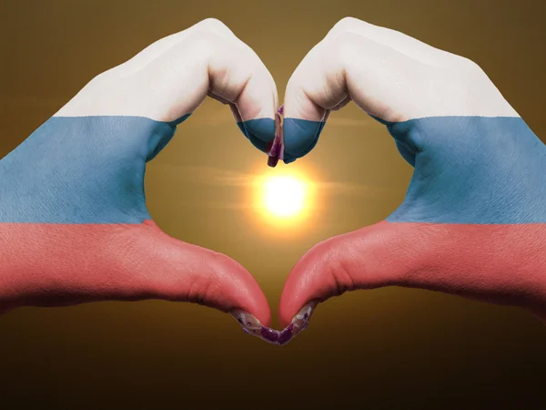Coração e gesto de amor por mãos coloridas na bandeira da Rússia durante ser — Fotografia de Stock
