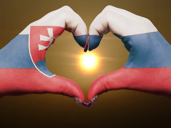 在斯洛伐克国旗色的心和爱的姿态的手 — 图库照片