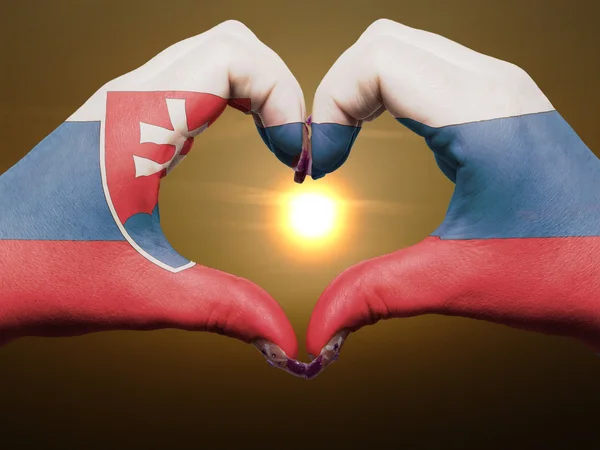 Geste de coeur et d'amour par les mains colorées en drapeau slovaque pendant — Photo