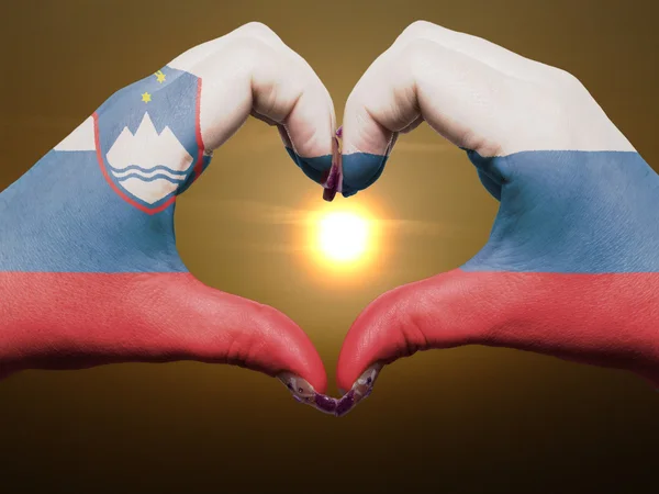 Corazón y gesto de amor con las manos coloreadas en bandera slovenia durante —  Fotos de Stock