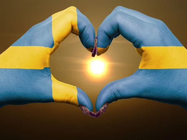 İsveç bayrağı sırasında renkli ellerinizle kalp ve sevgi jest olur — Stok fotoğraf