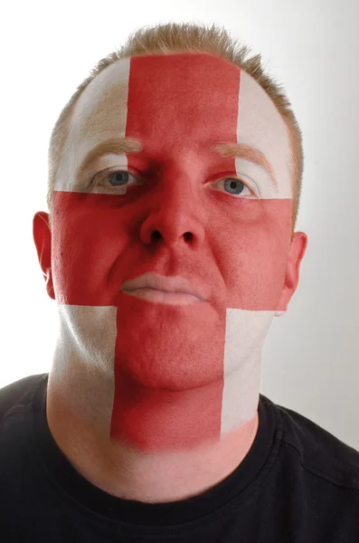Gesicht eines ernsthaften Patrioten in den Farben der englischen Flagge gemalt — Stockfoto