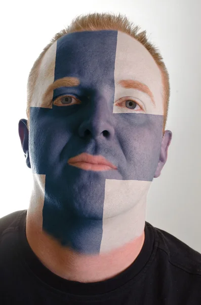 Rostro del hombre patriota serio pintado en colores de bandera finlandesa —  Fotos de Stock