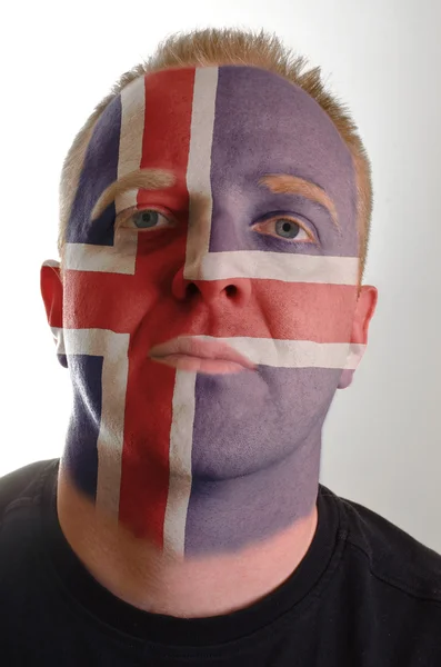 Cara de homem patriota sério pintado em cores de bandeira da Islândia — Fotografia de Stock