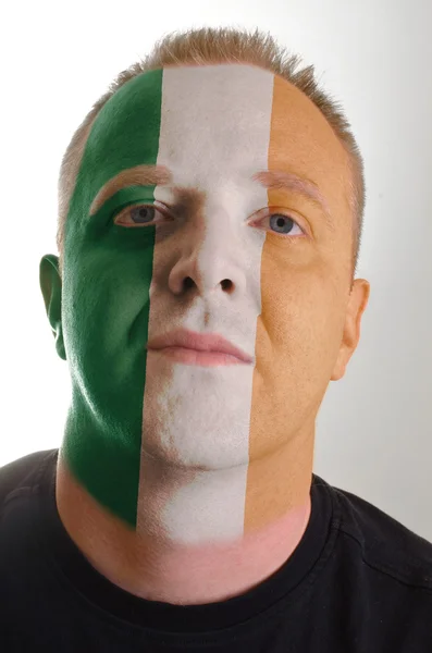 Gezicht van ernstige patriot man geschilderd in kleuren van de vlag van Ierland — Stockfoto