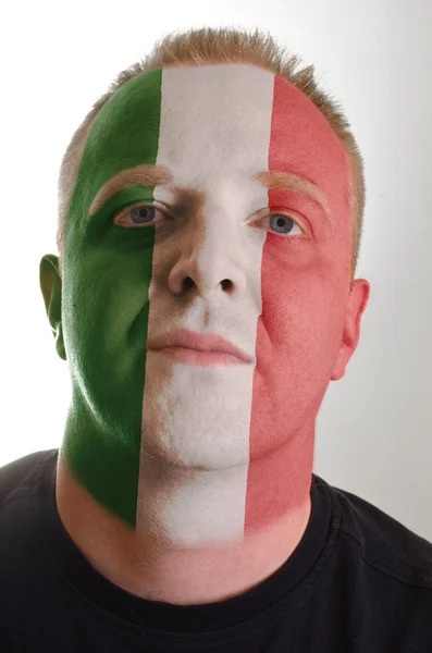이탈리아 국기의 색깔에서 그려진 심각한 애국 자 남자의 얼굴 — 스톡 사진