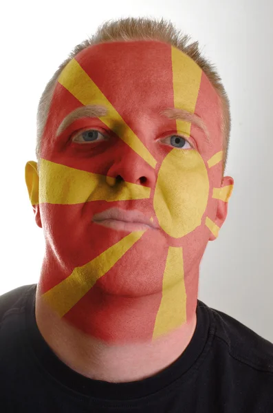 Rostro del hombre patriota serio pintado en colores de la bandera de macedonia — Foto de Stock