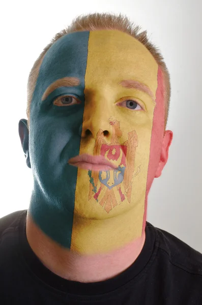 Rostro del hombre patriota serio pintado en colores de la bandera de Moldavia —  Fotos de Stock