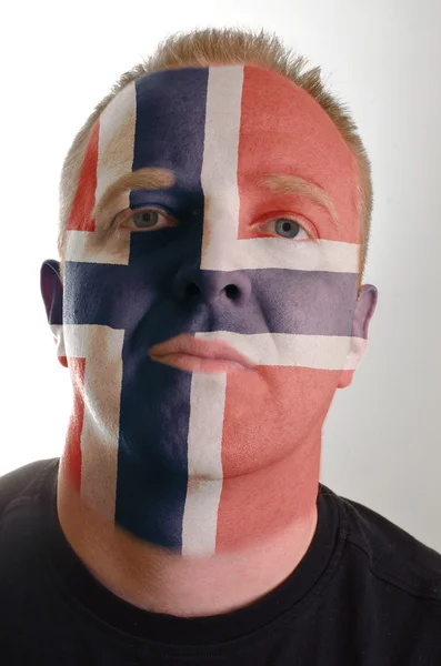 Gesicht eines ernsthaften Patrioten in den Farben der norwegischen Flagge gemalt — Stockfoto