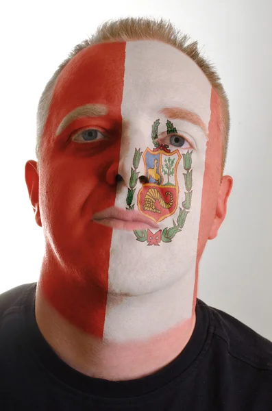 Twarz człowieka poważne patriota pomalowane w kolorach flagi peru — Zdjęcie stockowe