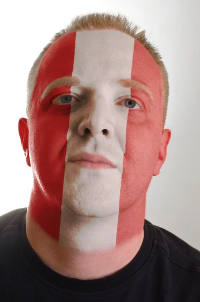 Visage d'un patriote sérieux peint aux couleurs du drapeau du Pérou — Photo