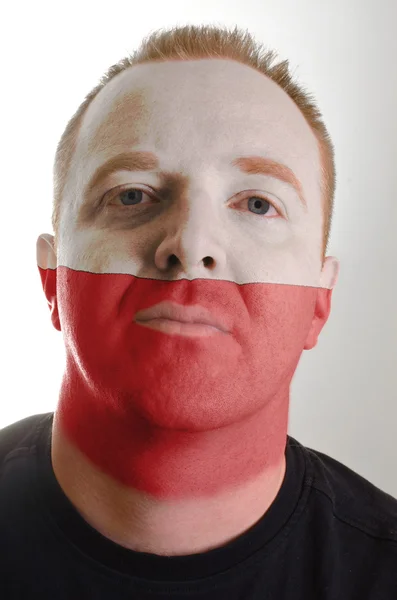Cara de homem patriota sério pintado em cores de bandeira polônia — Fotografia de Stock
