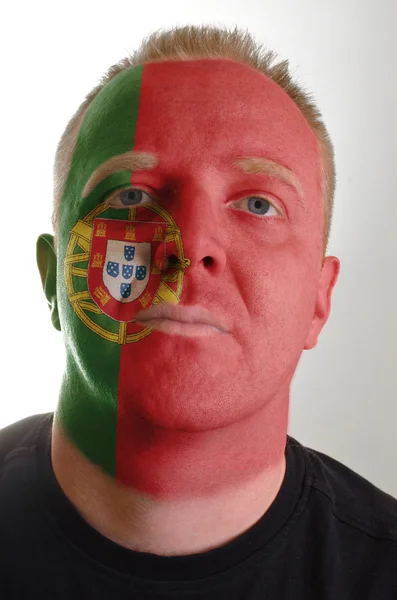 Portret pięknej młodej kobiety z aparatutwarz człowieka poważne patriota pomalowane w kolorach flagi Portugalia — Zdjęcie stockowe