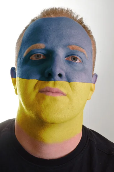 Cara de homem patriota sério pintado em cores de bandeira ucraniana — Fotografia de Stock