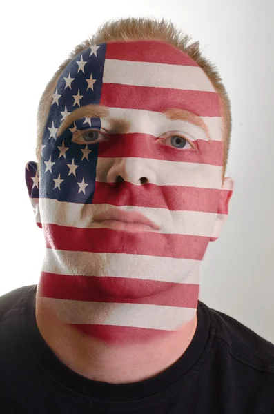 Ansikte av allvarliga patriot man målade i färgerna på Amerika flagga — Stockfoto