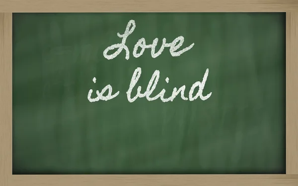 Выражение - Любовь слепа - написано на школьной доске ума — стоковое фото