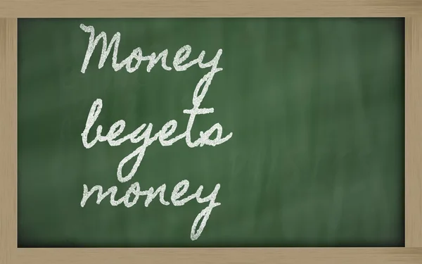 Výraz - peníze plodí peníze - napsáno na školní blackboar — Stock fotografie