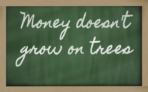 Ausdruck - Geld wächst nicht auf Bäumen - geschrieben auf einer Schule — Stockfoto