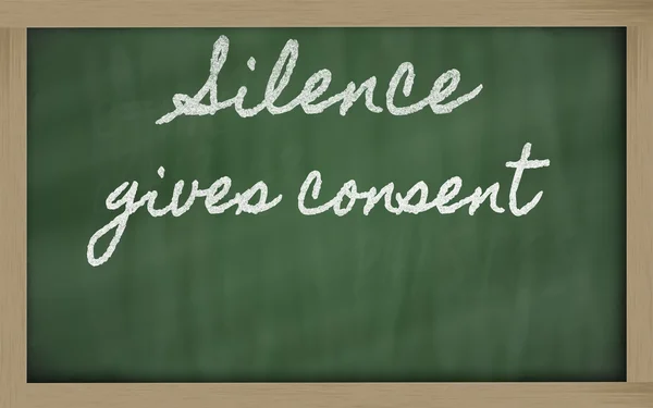 Έκφραση - σιωπή δίνει συγκατάθεση - γραμμένο σε ένα σχολείο blackb — Φωτογραφία Αρχείου