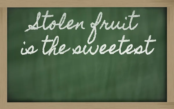 Výraz - ukradené ovoce je nejsladší - napsáno na školu — Stock fotografie